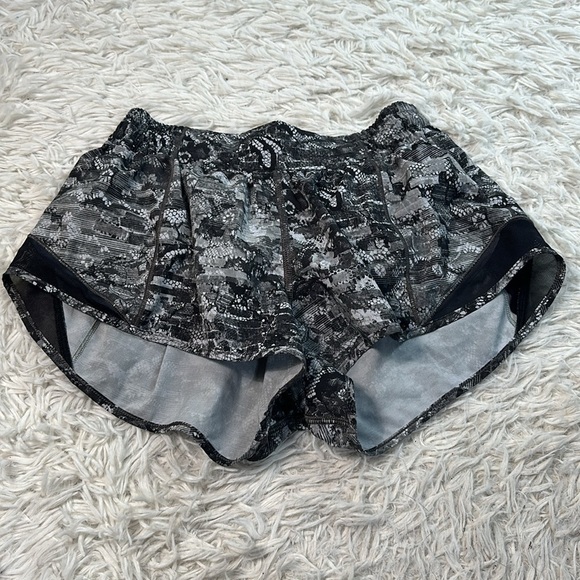 Lululemon Hotty Hot Short II *2.5" Masked Lace Starlight Black - Picture 1 of 5